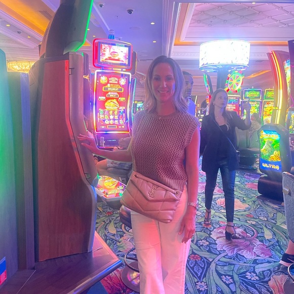 Meet your Posher, Mercedes - Picture 2 of 4